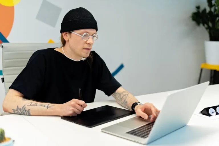 How Artists Can Use Social Media Without Losing Their Voice